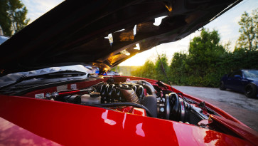 Oberdämmung des Motorraums und der Motorhaube des Autos